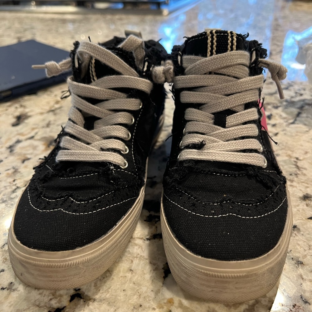 High Top Sneakers in Blace